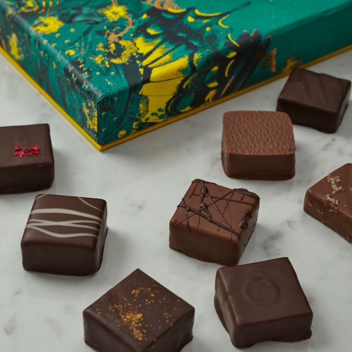 Assorted chocolate pralines and ganache selection box 240g - British product