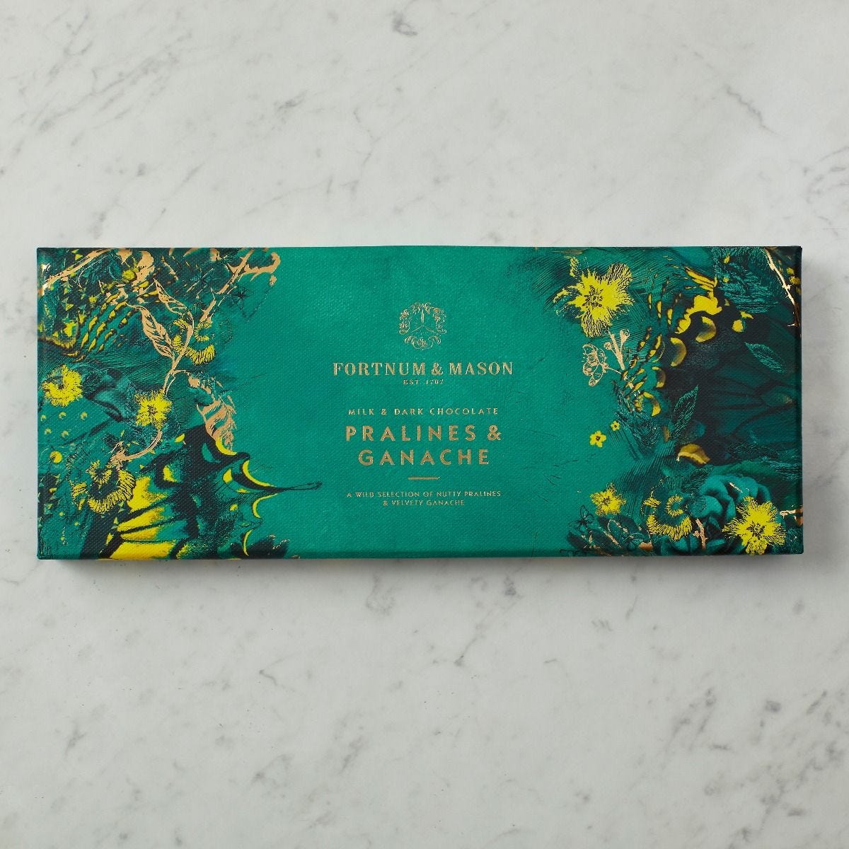 Assorted chocolate pralines and ganache selection box 240g - British product