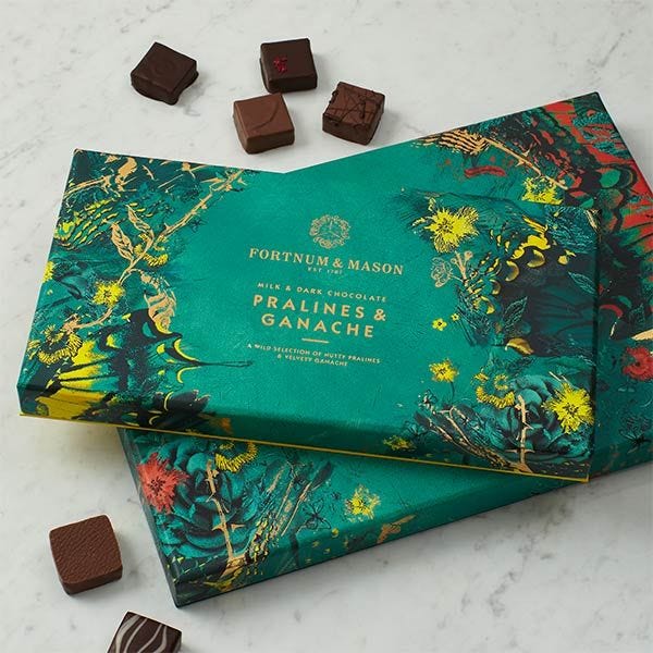 Chocolate pralines and ganache selection box 320g - British product