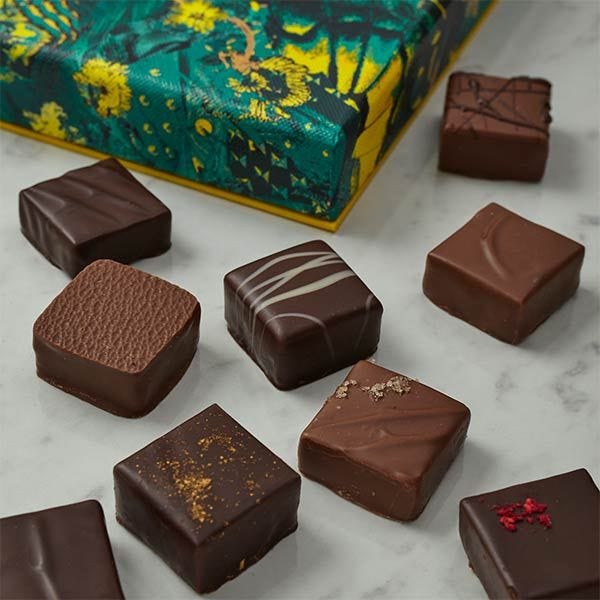 Chocolate pralines and ganache selection box 320g - British product