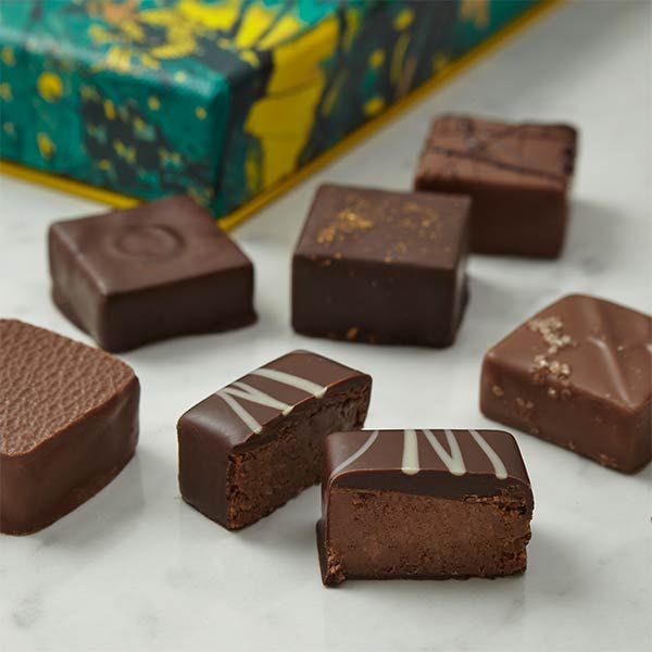 Chocolate pralines and ganache selection box 320g - British product
