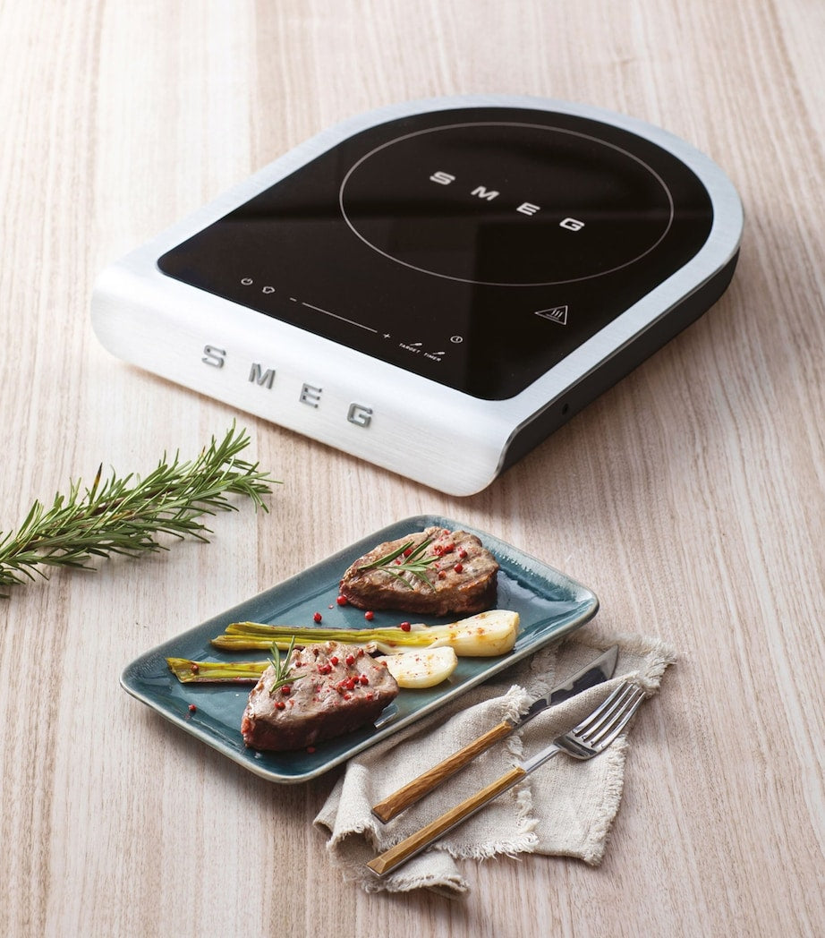 Smeg portable induction hob with temperature probe and storage case (British brand)