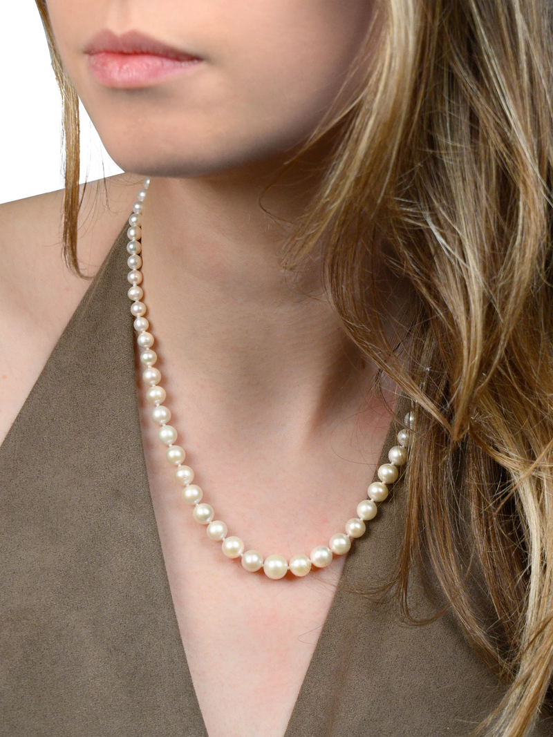 E.W Adams graduating white pearl necklace 9ct yellow gold - British product