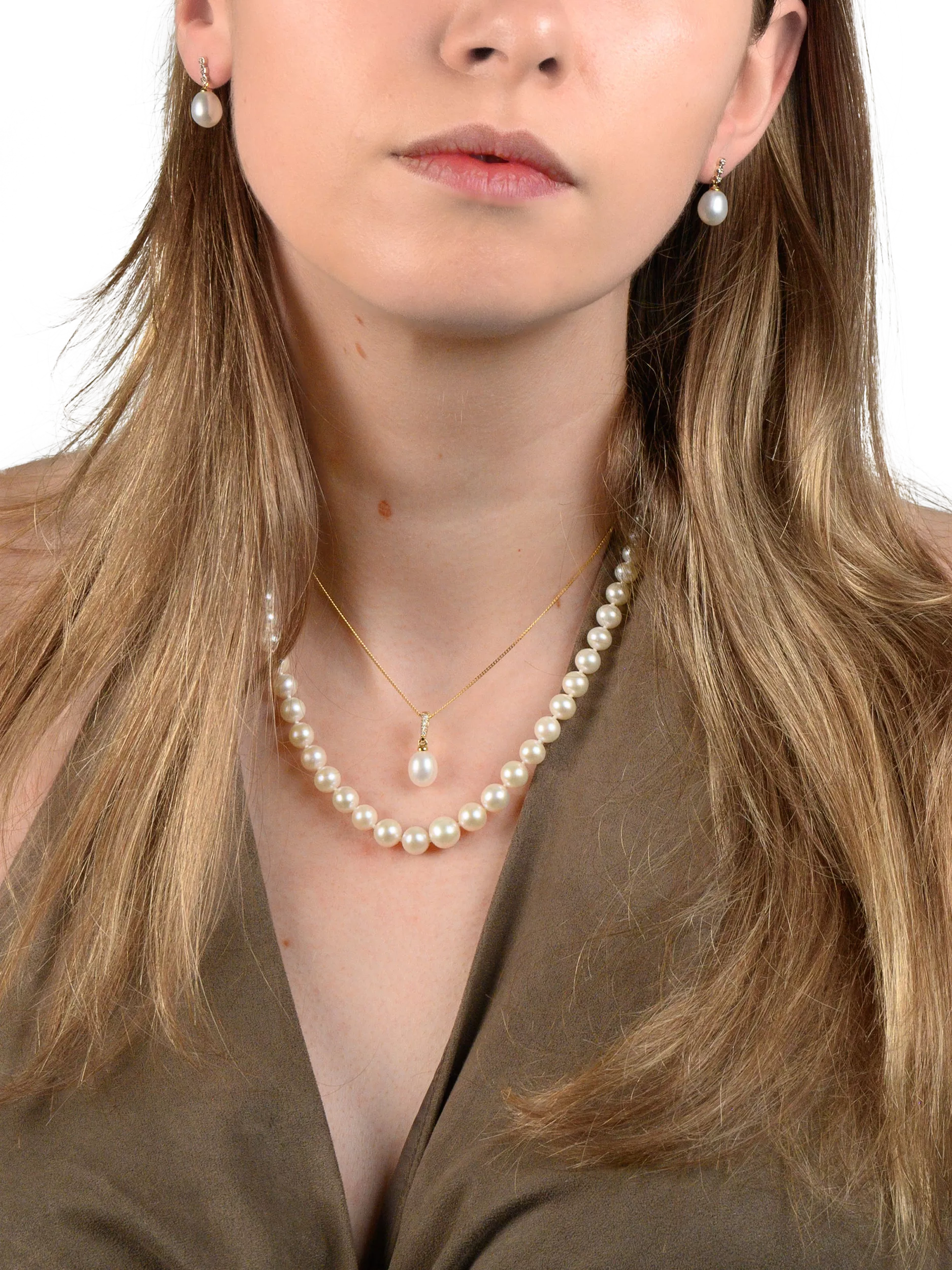 E.W Adams graduating white pearl necklace 9ct yellow gold - British product