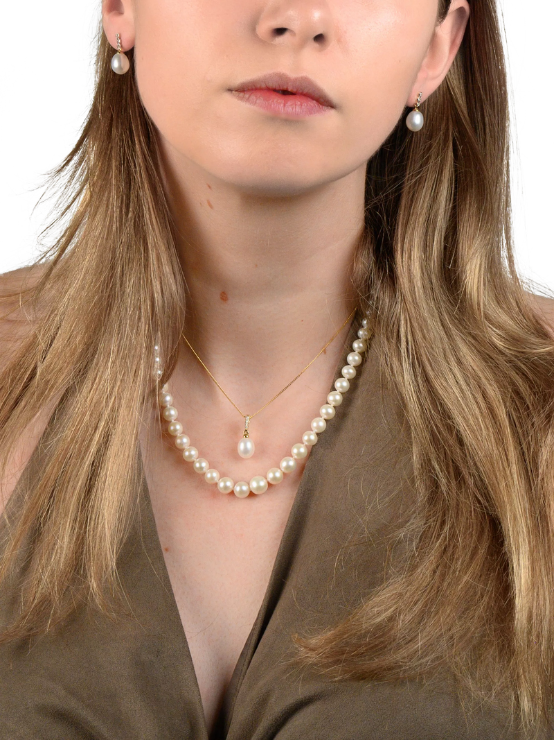 E.W Adams graduating white pearl necklace 9ct yellow gold - British product
