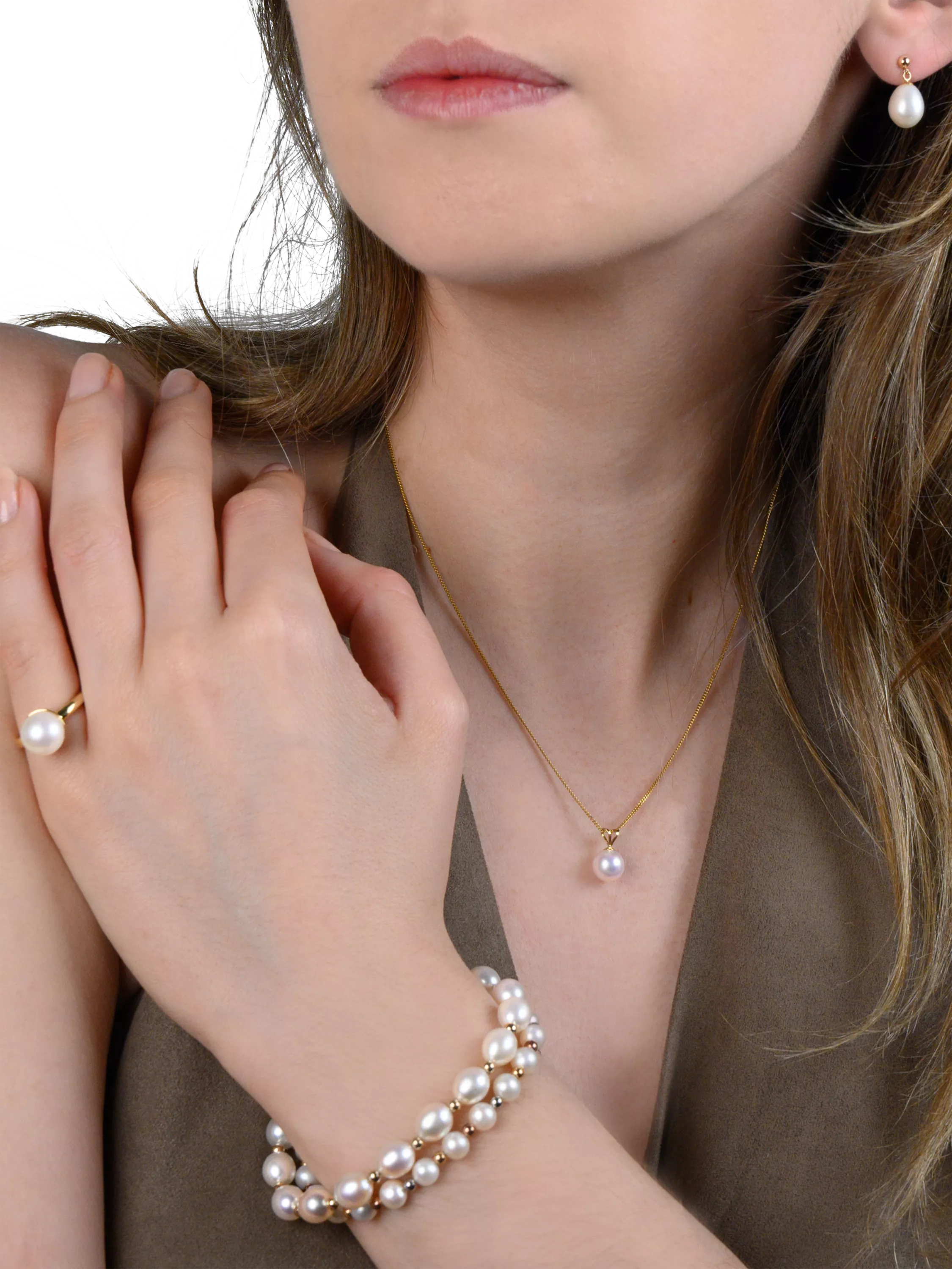 E.W Adams oval freshwater pearl bracelet with 9ct gold, imported from the UK