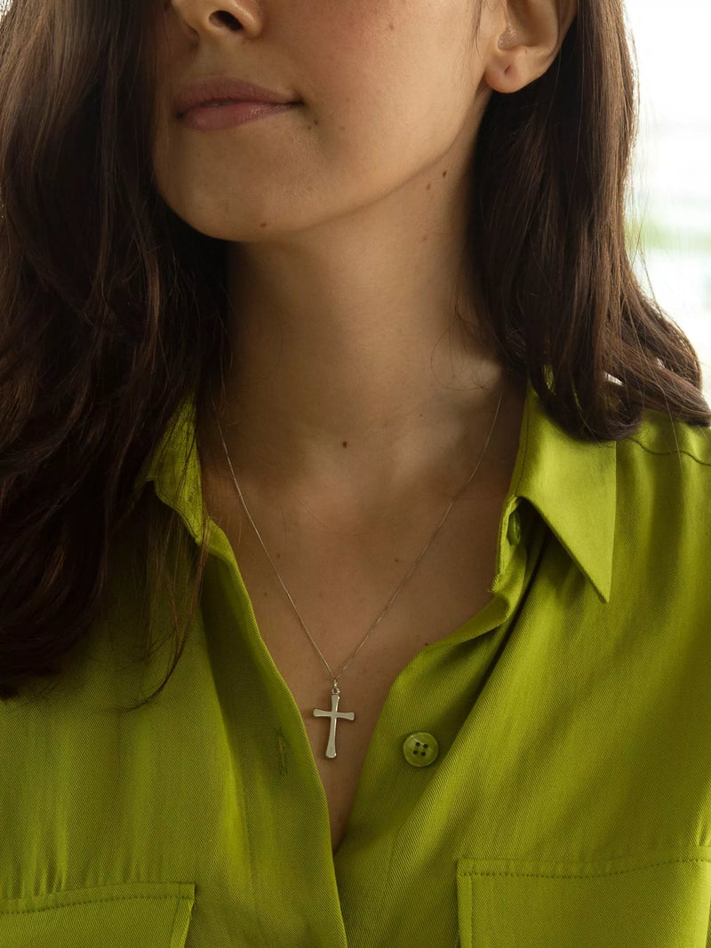 IBB 9ct white gold cross pendant on chain - British product