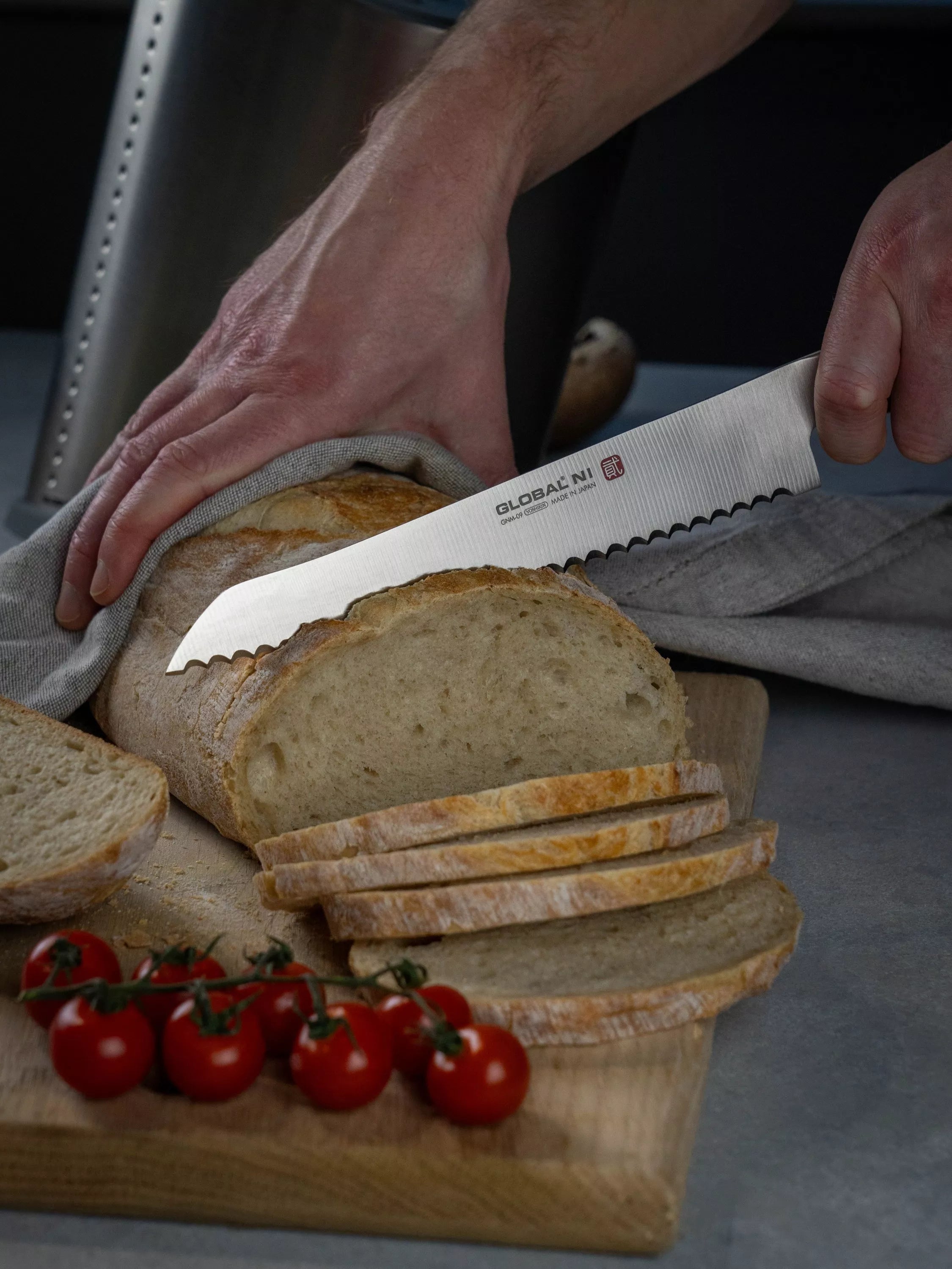 Global NI bread knife 21cm with scalloped edge, imported from the UK