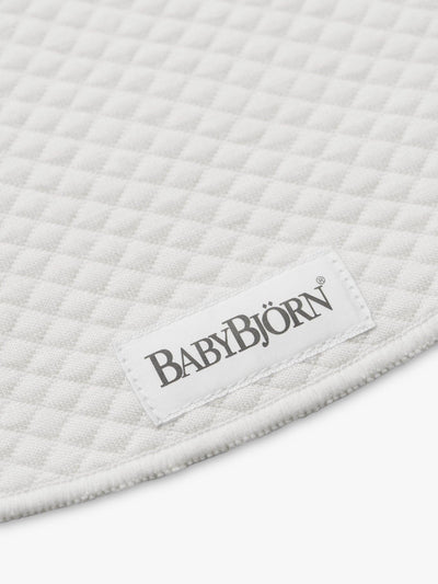 مريلات تسنين BabyBjörn Mini بيضاء لحاملات الأطفال عبوة 2