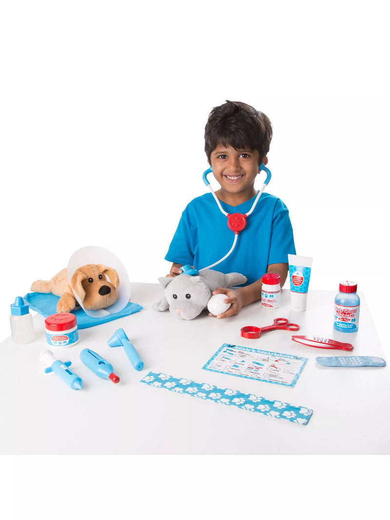 Melissa & Doug 24-piece Pet Vet Play Set (British brand)