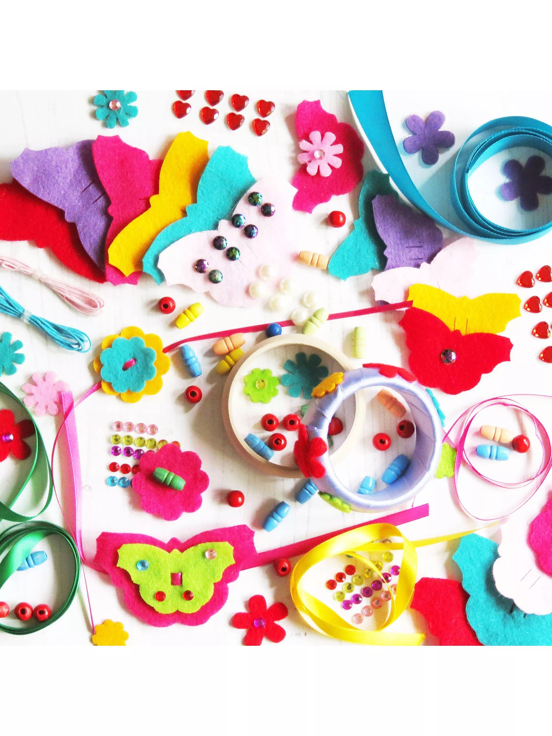 Buttonbag jewellery craft suitcase with ribbons and beads (British brand)