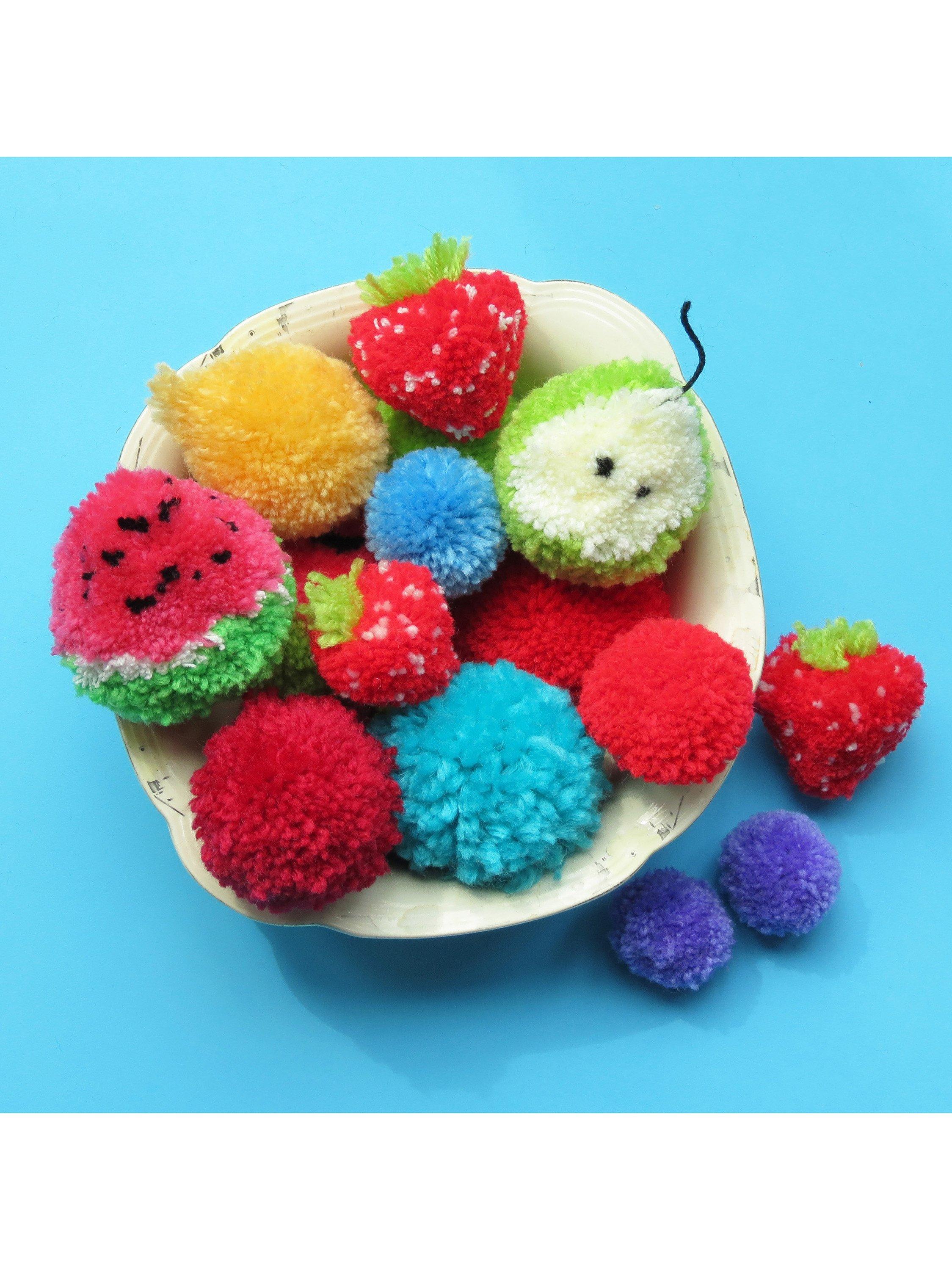 Buttonbag pom pom craft kit in suitcase, imported from the UK
