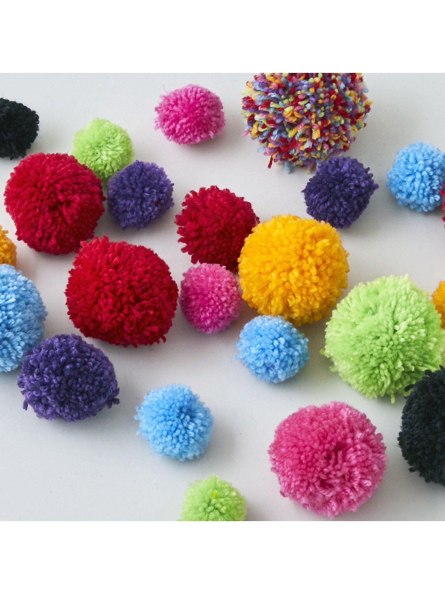 Buttonbag pom pom craft kit in suitcase, imported from the UK