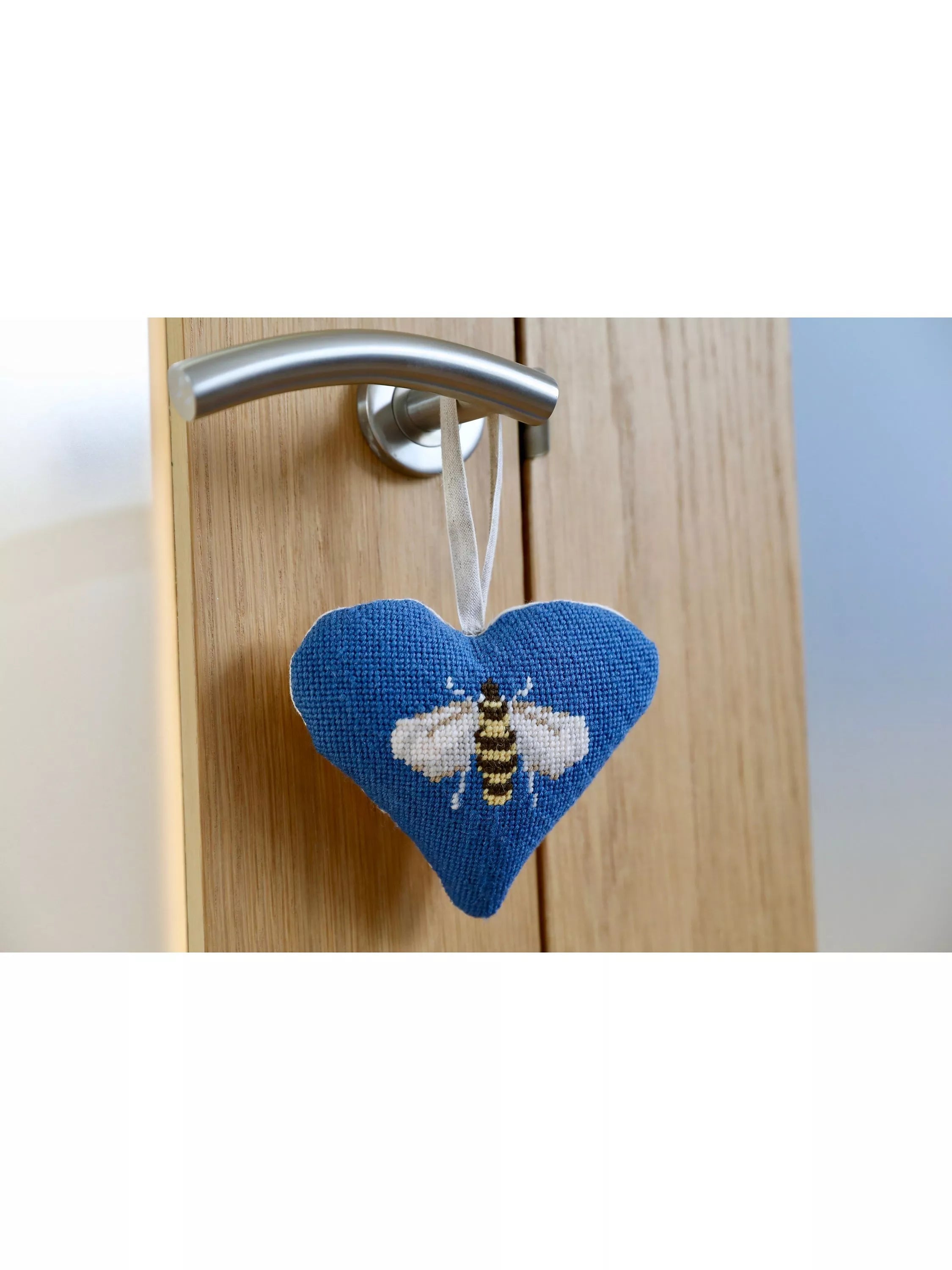 Cleopatra's Needle tapestry kit lavender bee heart 13x15cm, imported from the UK