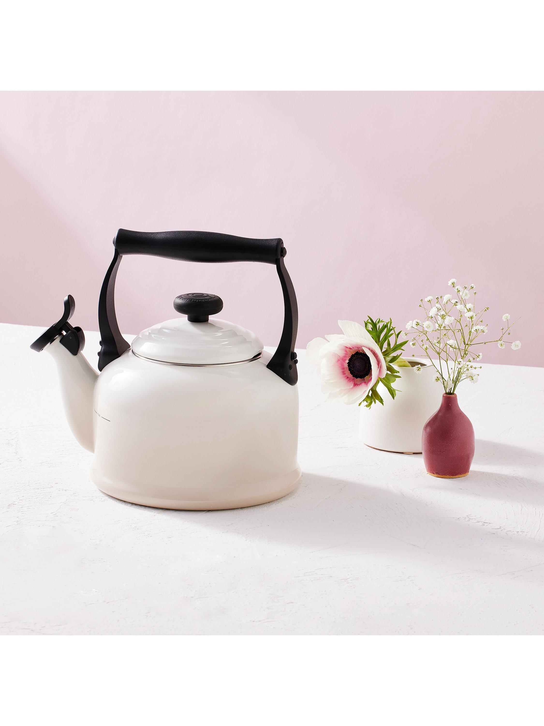 Le Creuset traditional stovetop whistling kettle 2.1L - British product