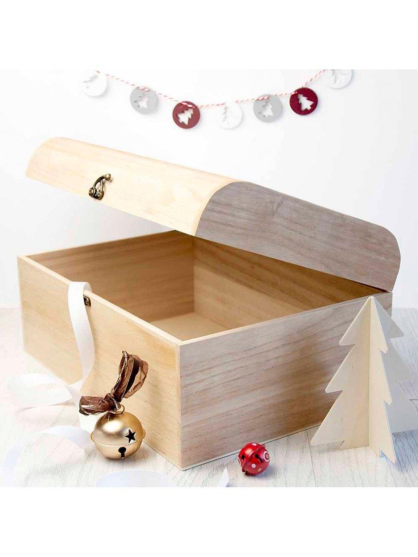 Treat Republic personalised traditional family Christmas Eve gift box (British brand)