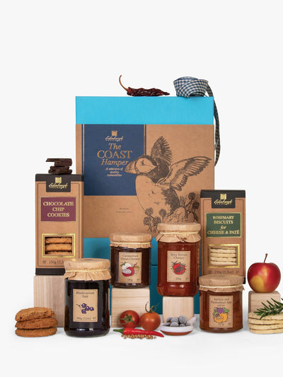 Handgemachter Geschenkkorb mit Konfitüren und Keksen, mit verschiedenen Marmeladen, Chutneys und Keksen
