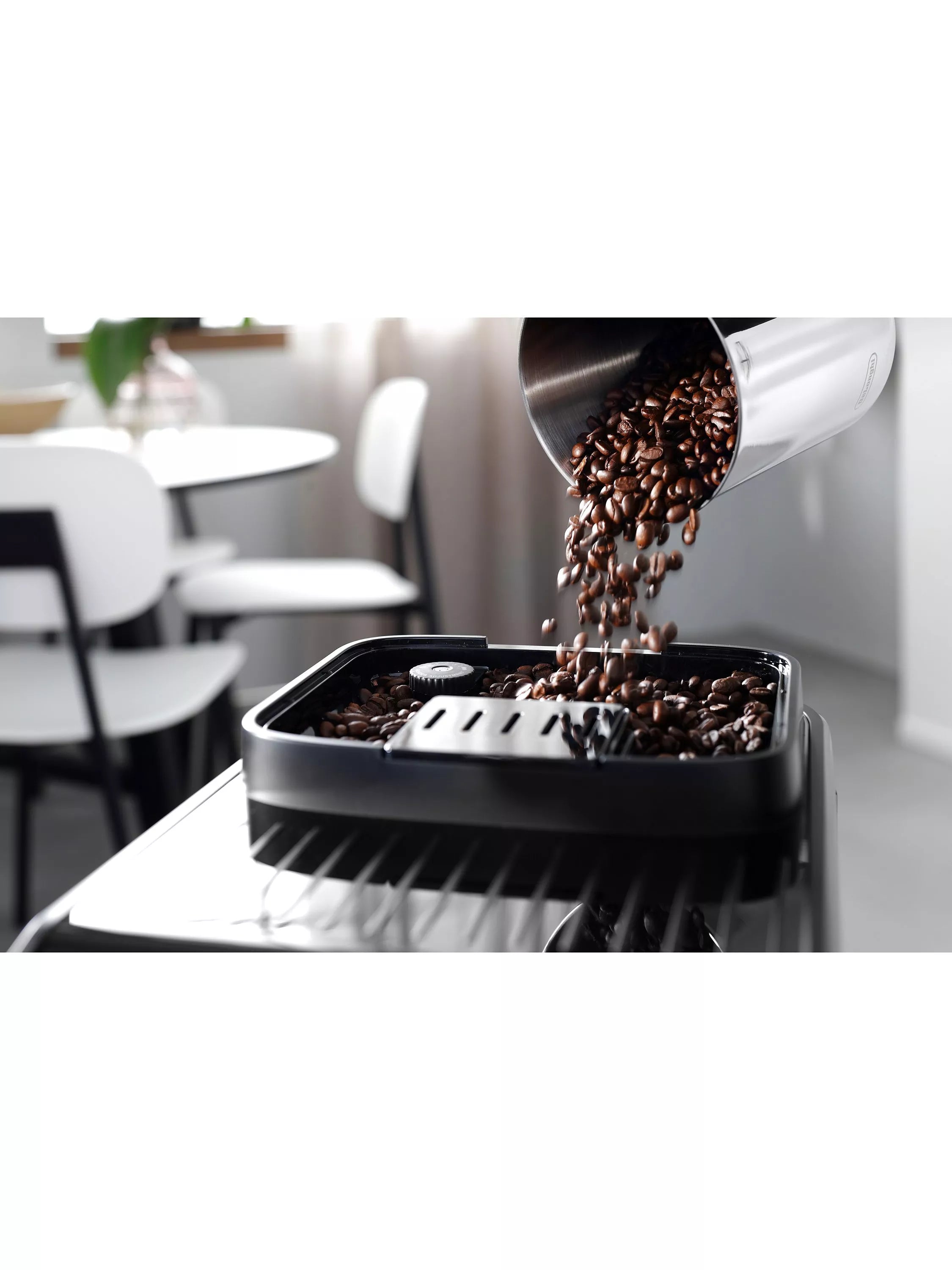 De'Longhi Magnifica Evo coffee machine in black - British product