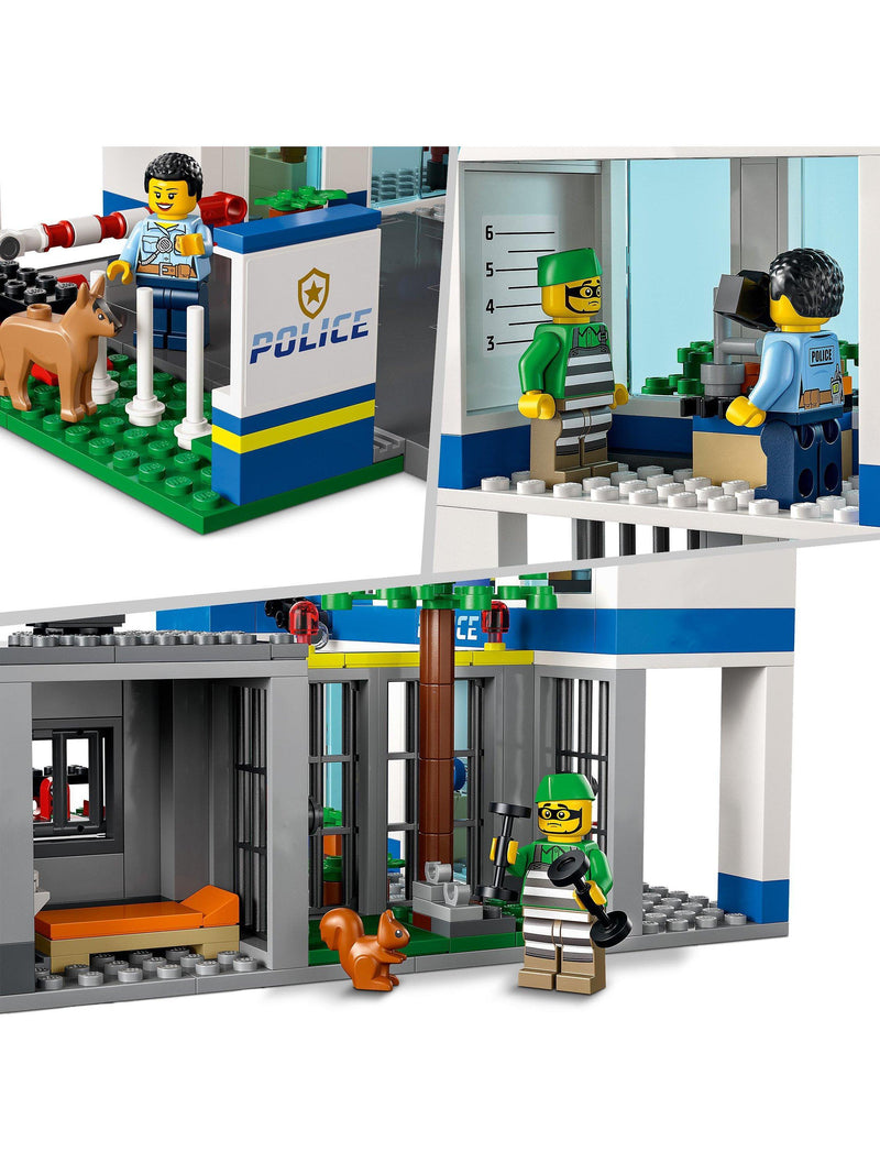 LEGO City Police Station building set 668 pieces (British brand)