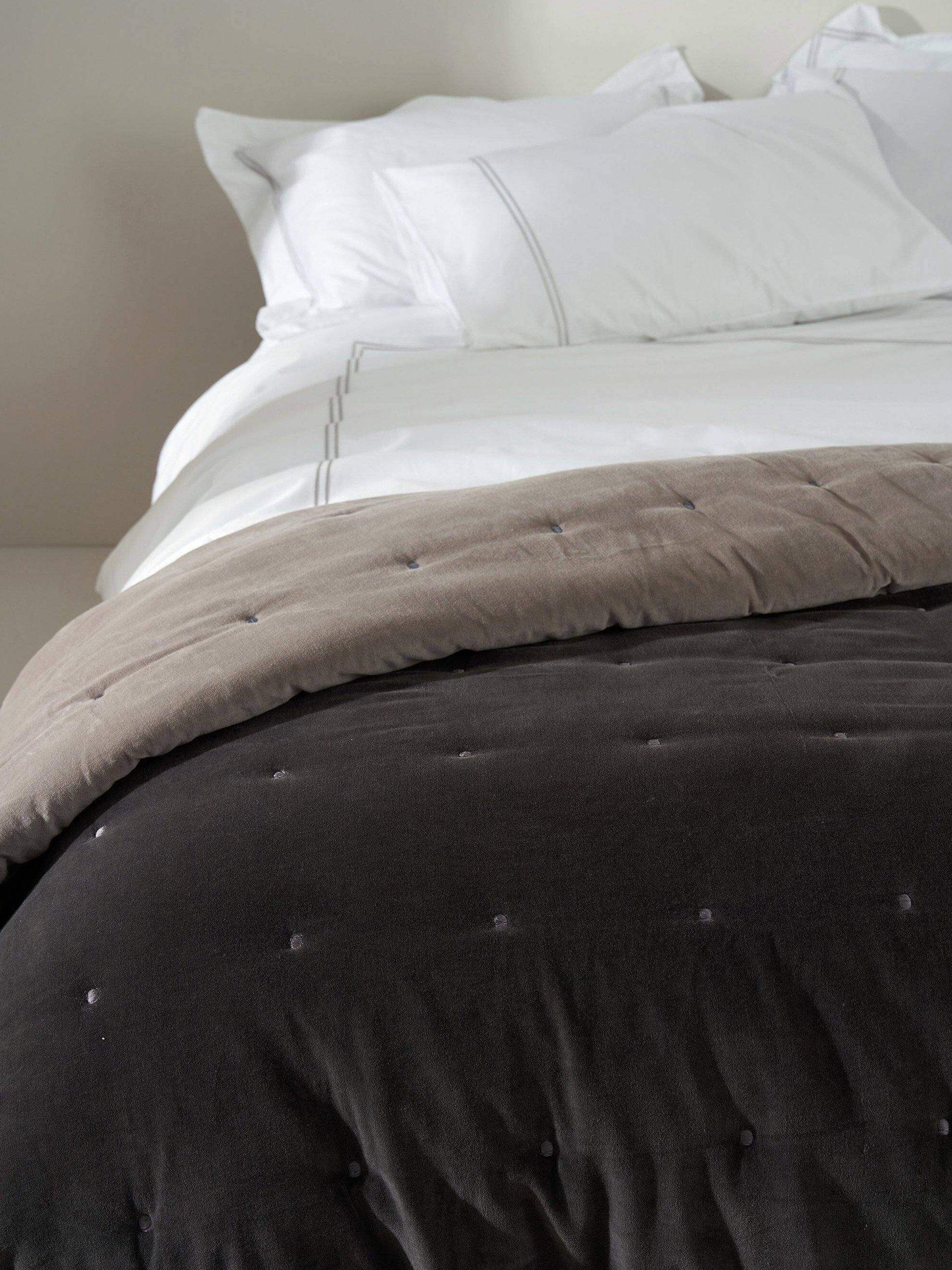 Reversible velvet quilted bedspread (British brand)