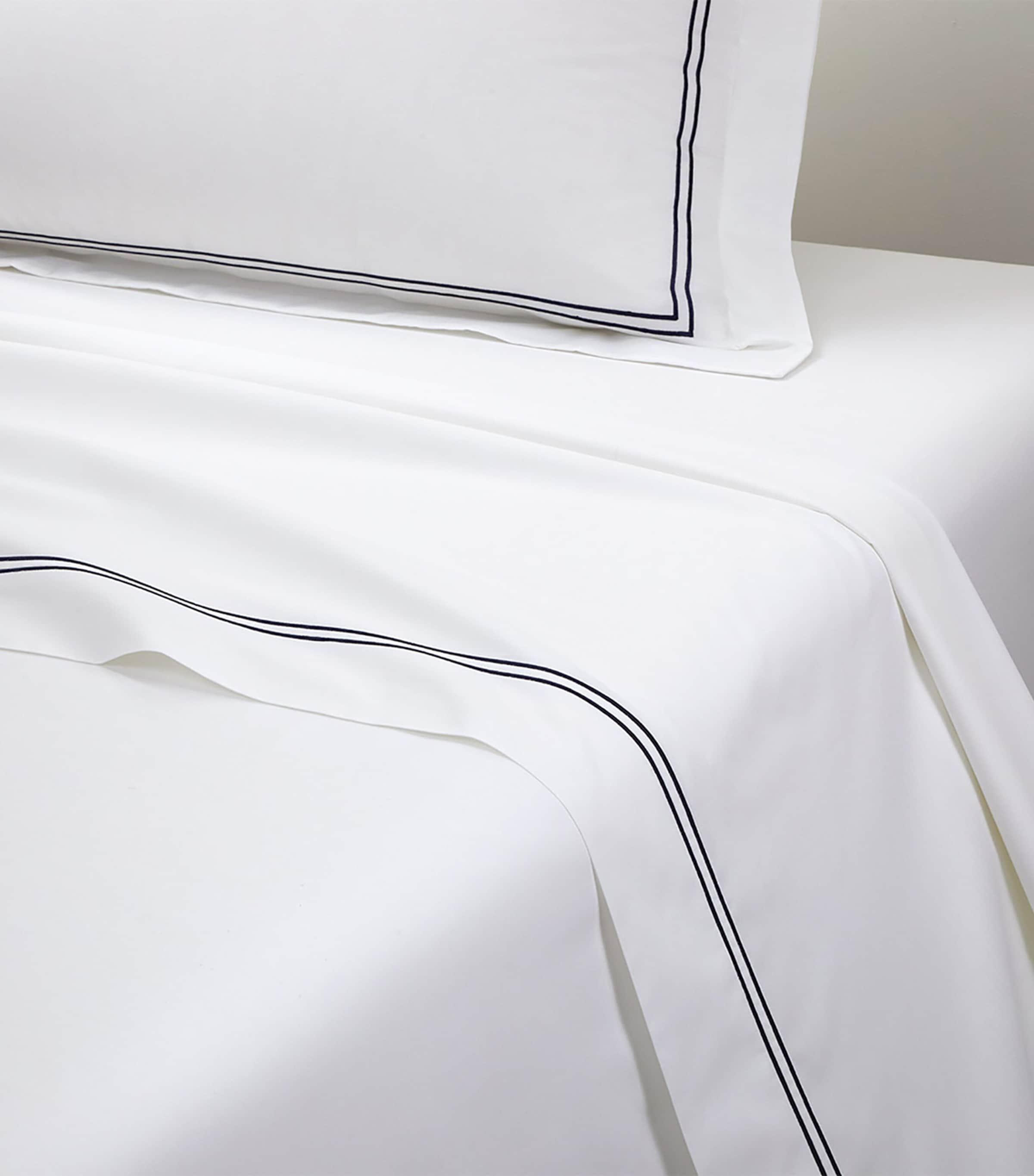 Yves Delorme Super King organic cotton percale flat sheet with striped design (British brand)