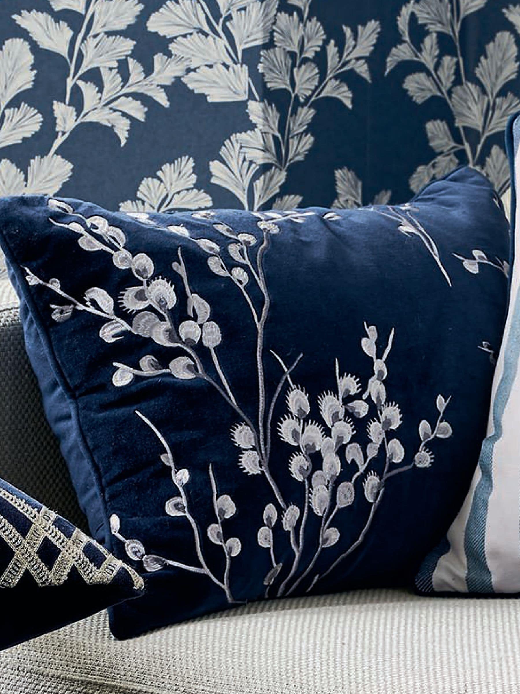 وسادة Laura Ashley باللون الأزرق الليلي بزهرة الصفصاف، إصدار المملكة المتحدة