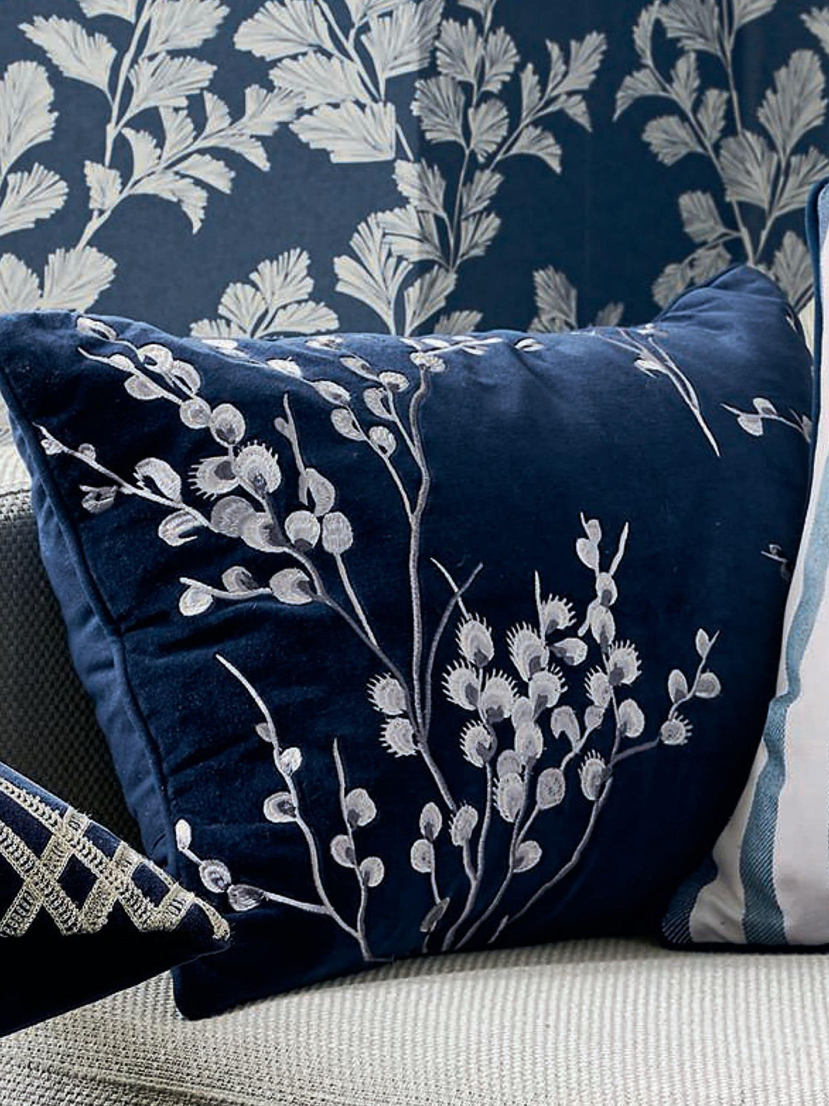 وسادة Laura Ashley باللون الأزرق الليلي بزهرة الصفصاف، إصدار المملكة المتحدة