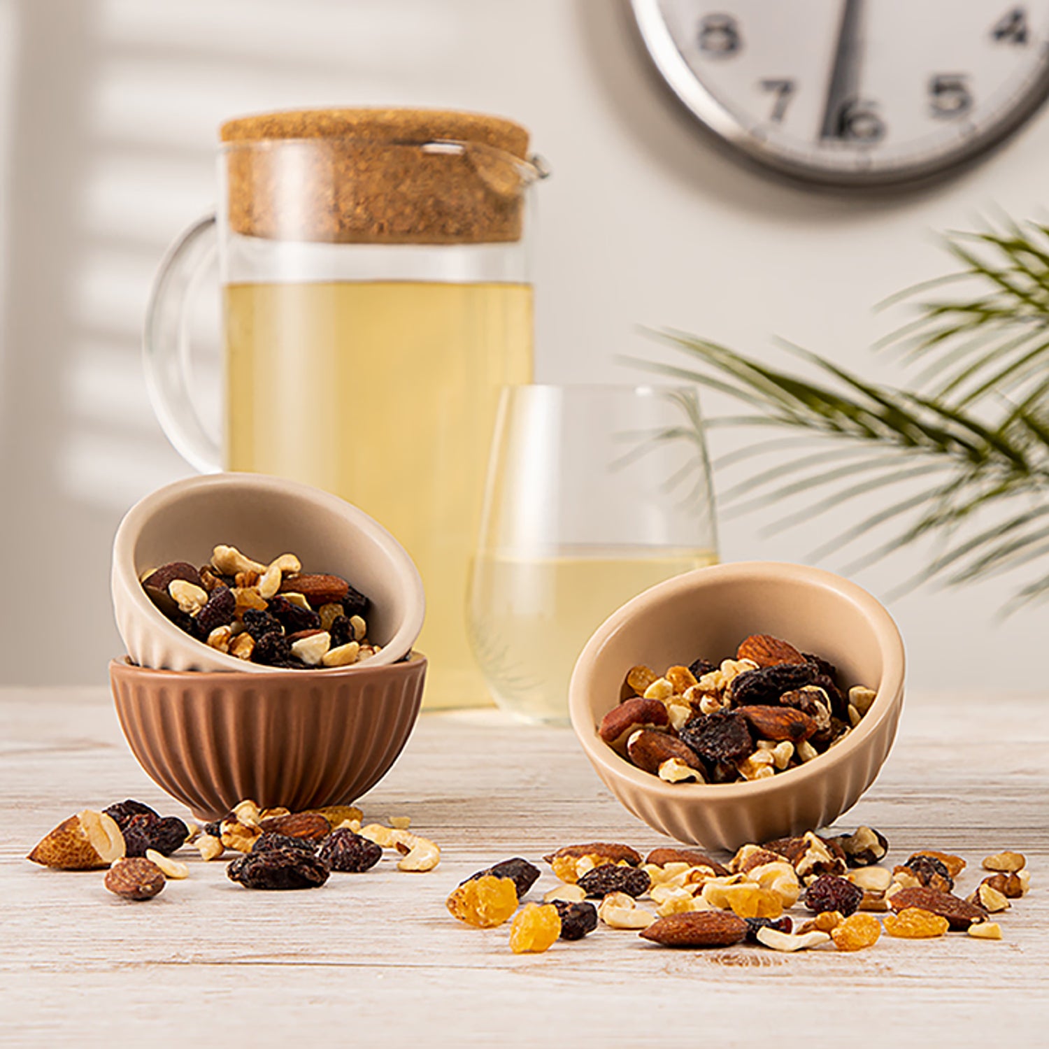 Holland & Barrett mixed nuts and raisins mix 200g, UK version