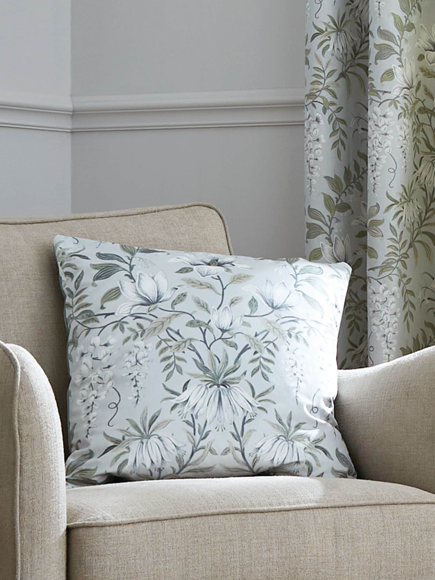 وسادة Laura Ashley باللون الأخضر المريمي بطباعة Parterre، إصدار المملكة المتحدة