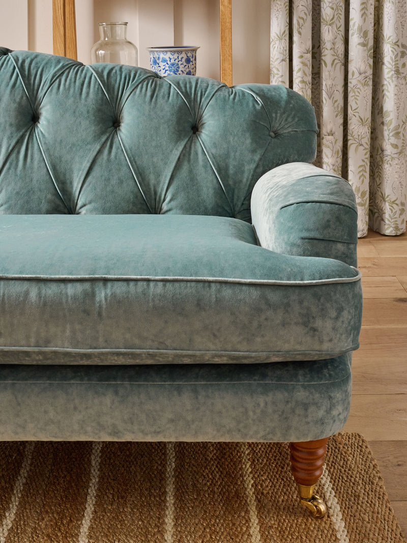 وسادة Laura Ashley باللون الأخضر المريمي بطباعة Parterre، إصدار المملكة المتحدة