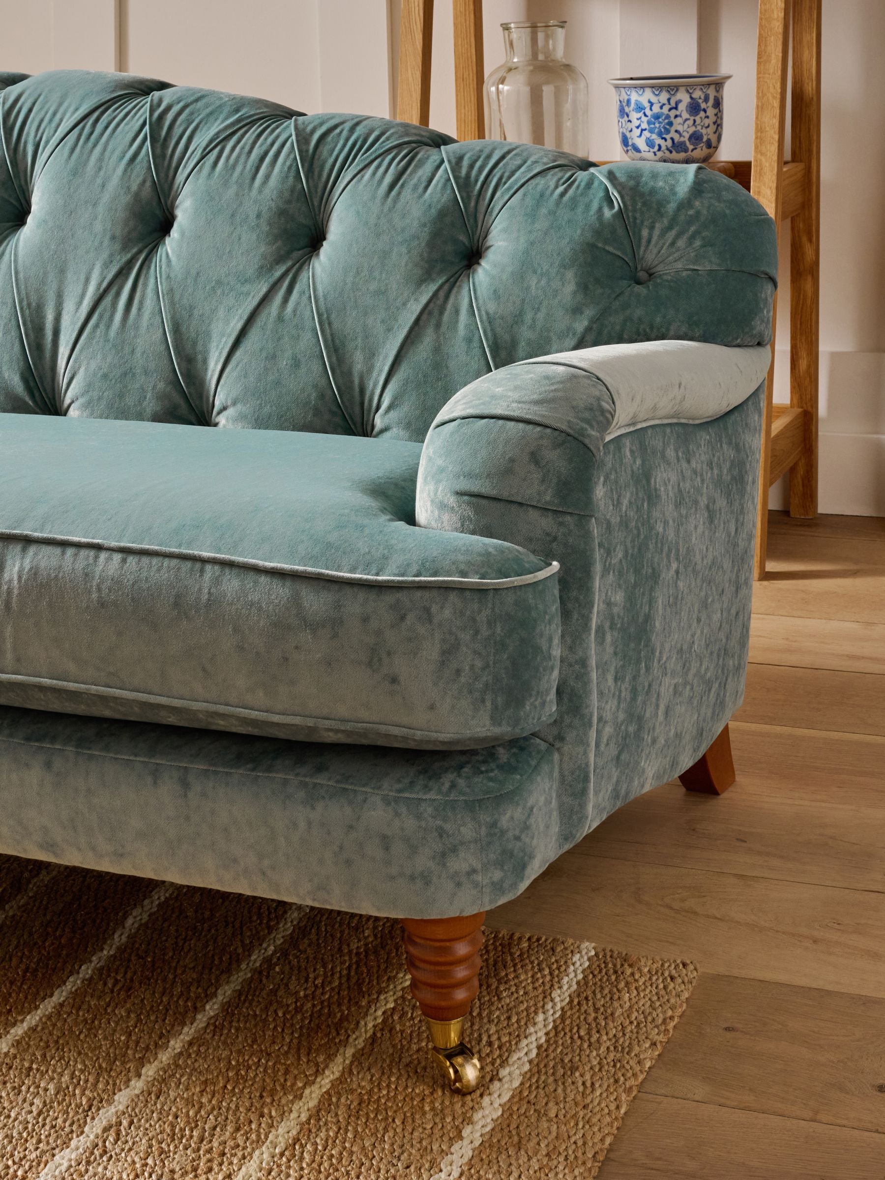 وسادة Laura Ashley باللون الأخضر المريمي بطباعة Parterre، إصدار المملكة المتحدة