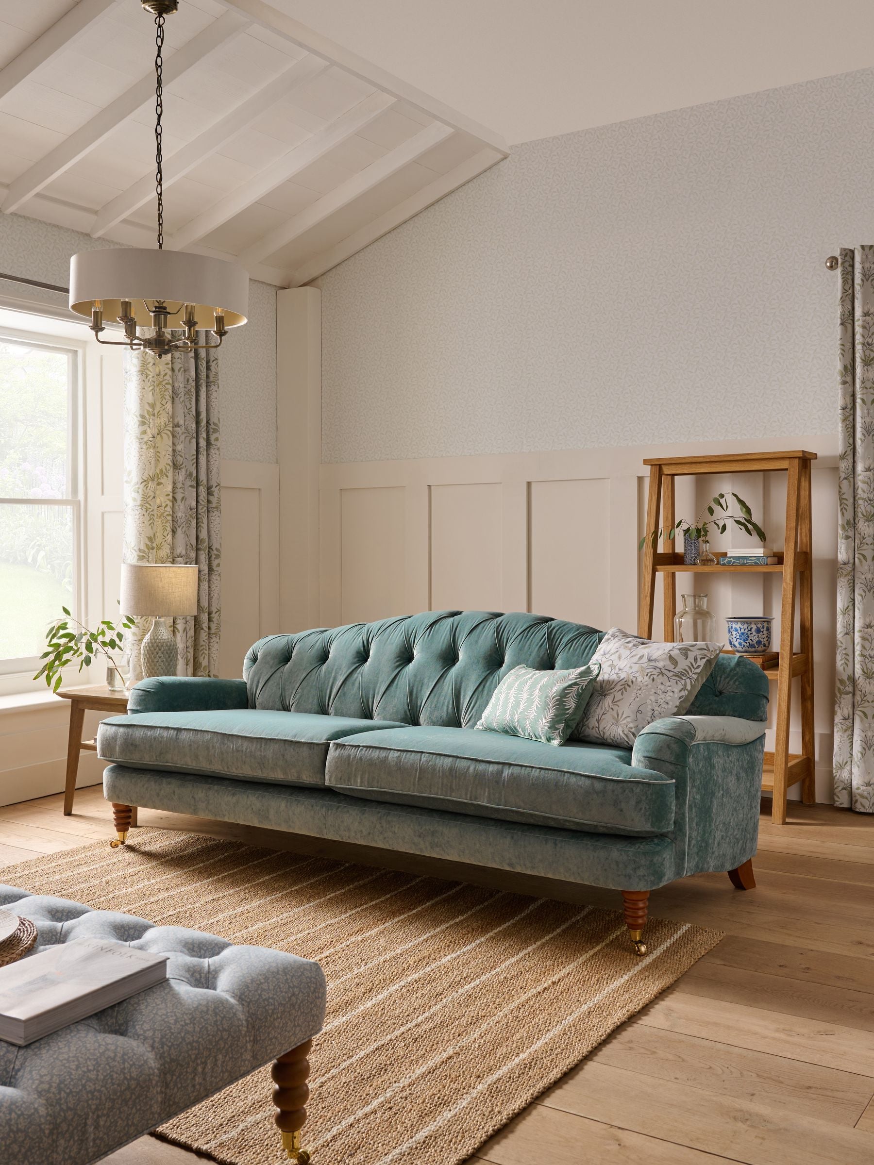 وسادة Laura Ashley باللون الأخضر المريمي بطباعة Parterre، إصدار المملكة المتحدة