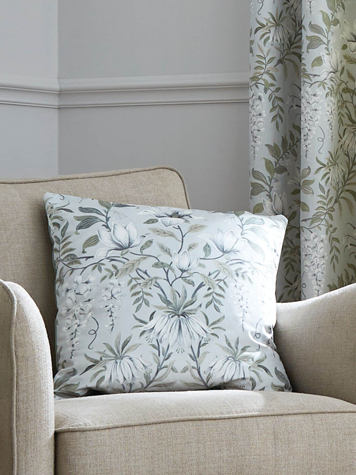وسادة Laura Ashley باللون الأخضر المريمي بطباعة Parterre، إصدار المملكة المتحدة