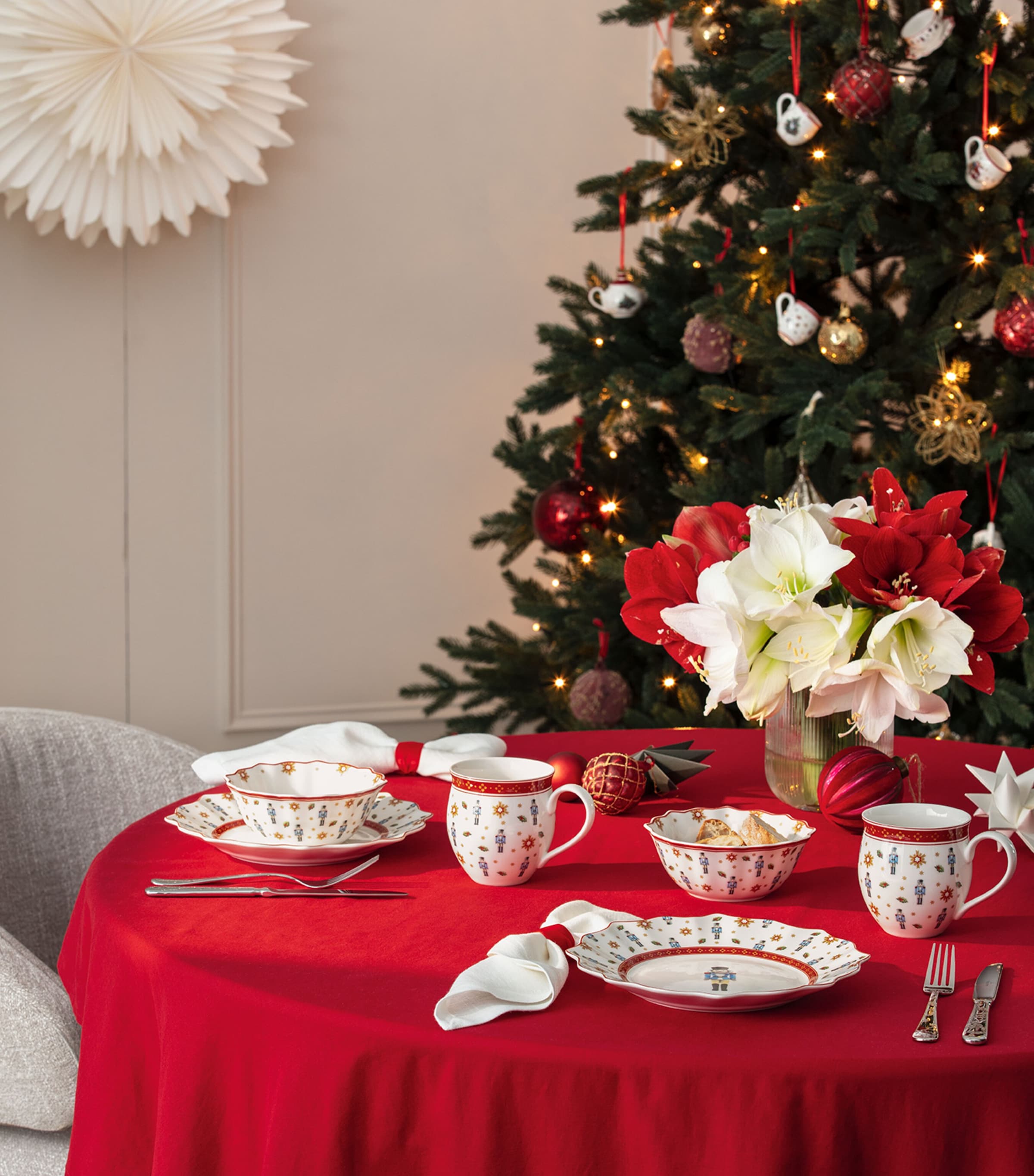Villeroy & Boch porcelain breakfast set Nutcracker Toy's Delight 6-piece (British brand)