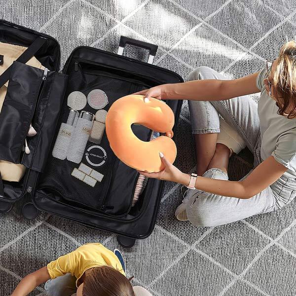 Livingandhome hardside travel suitcase with spinner wheels 55cm, imported from the UK