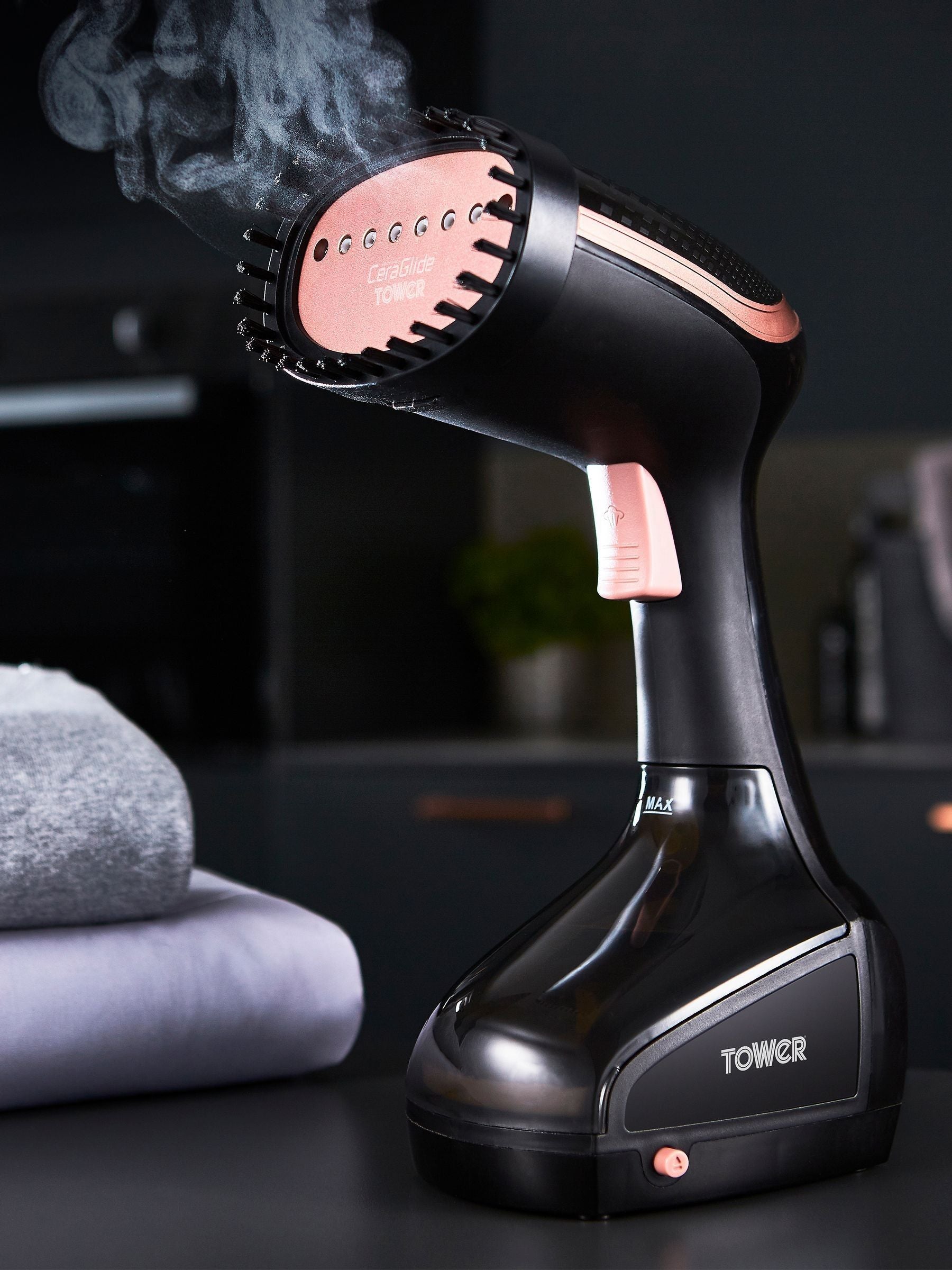 Tower black garment steamer with ceramic soleplate, UK version