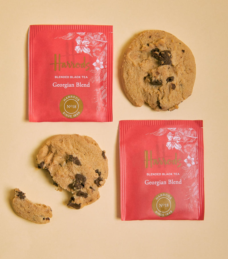 Harrods Georgian Blend tea and chocolate-studded biscuits gift set, UK version