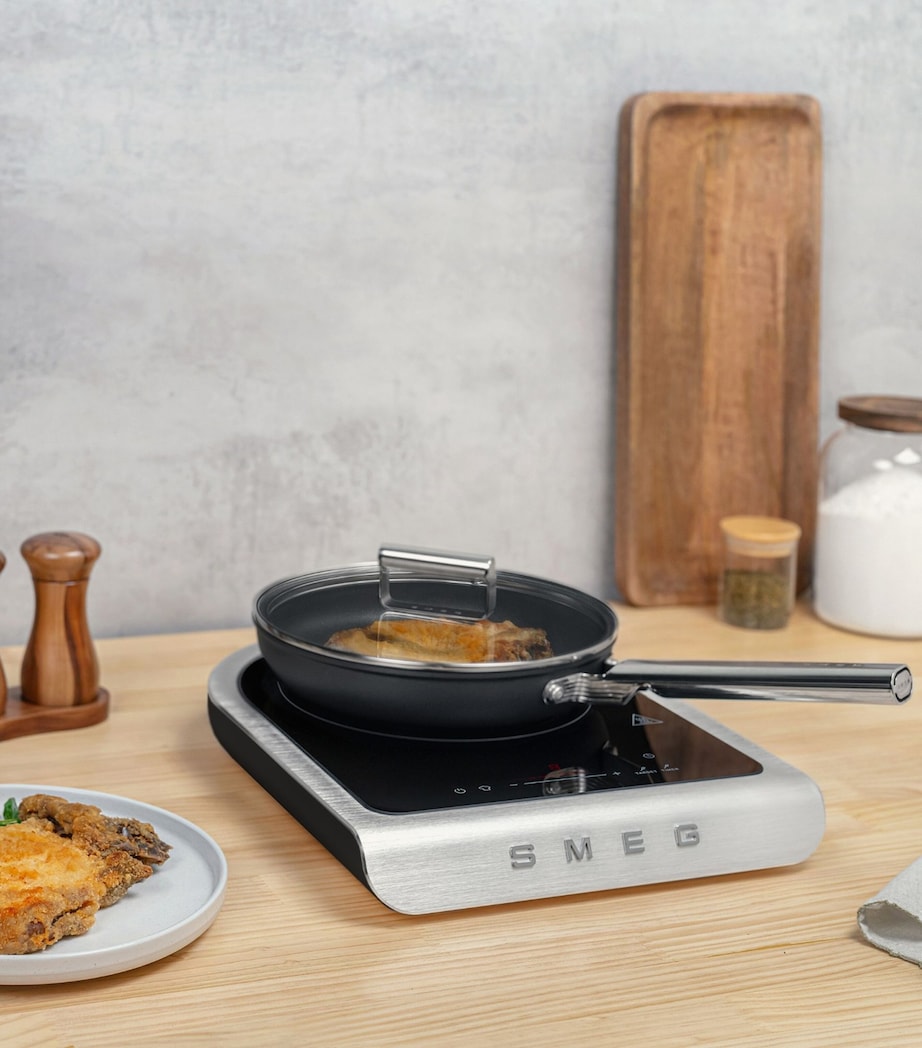 Smeg portable induction hob with temperature probe and storage case (British brand)