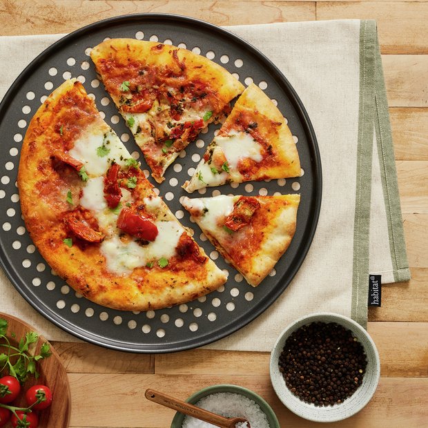 Habitat carbon steel pizza crisper 36cm (British brand)
