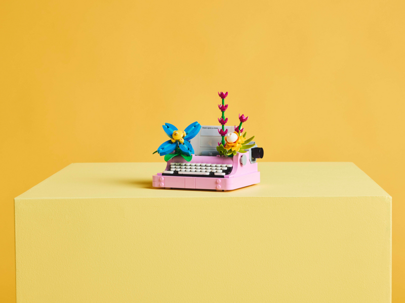 LEGO Creator Typewriter with Flowers 363 Piece Set (British brand)