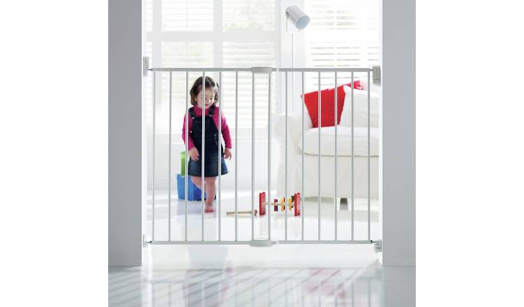 Munchkin extending metal safety gate fits openings 64.5-102cm - British product