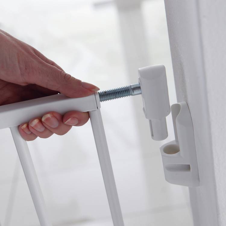 Munchkin extending metal safety gate fits openings 64.5-102cm - British product