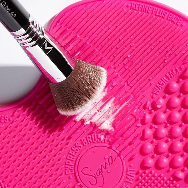 Sigma Spa Express Brush Cleaning Mat in pink, British product