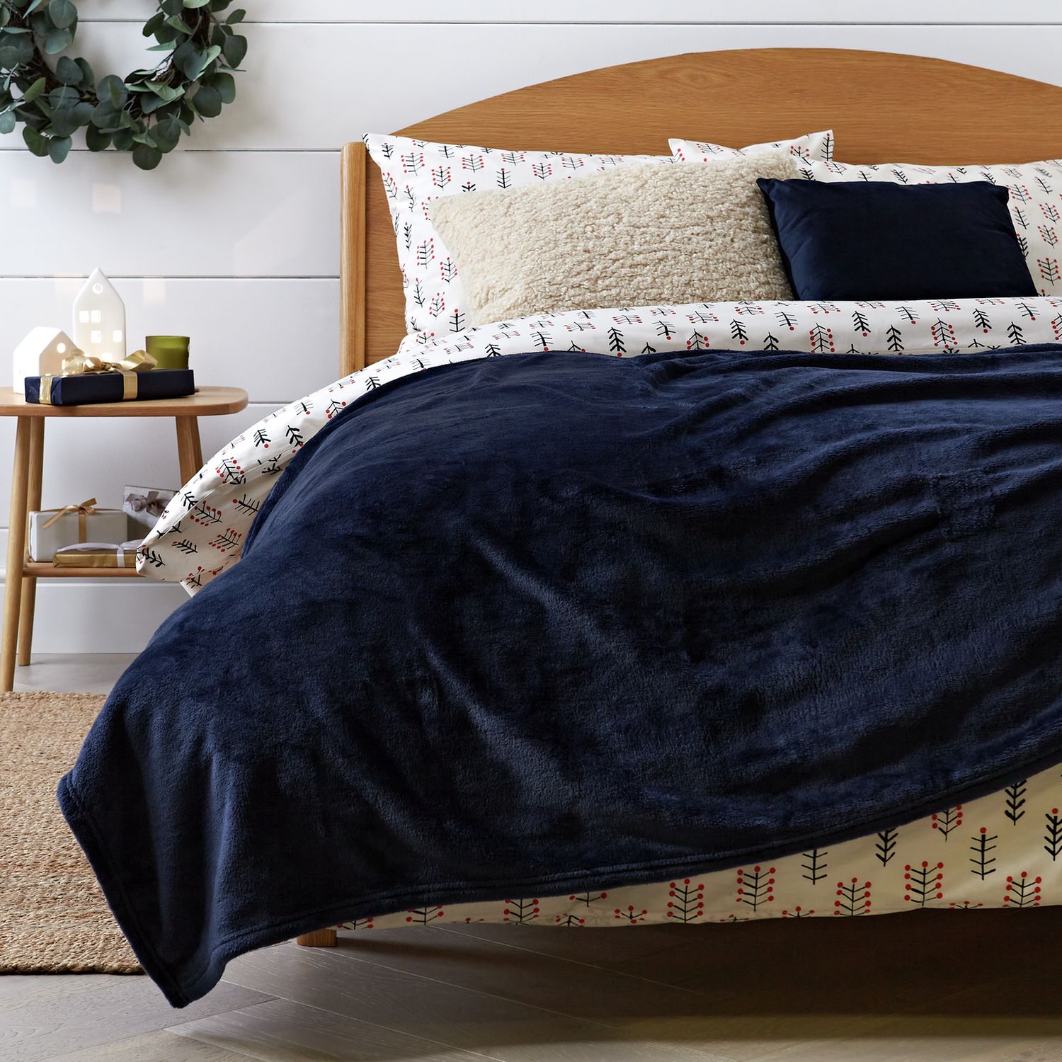 Argos Home Fleece Throw - Navy - 125X150cm