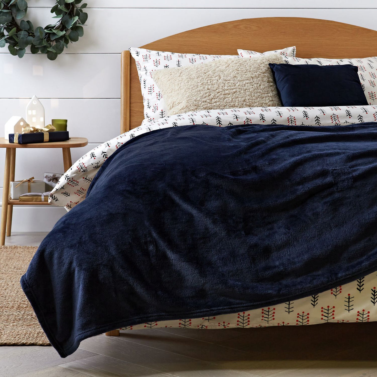 Argos Home Fleece Throw - Navy - 125X150cm