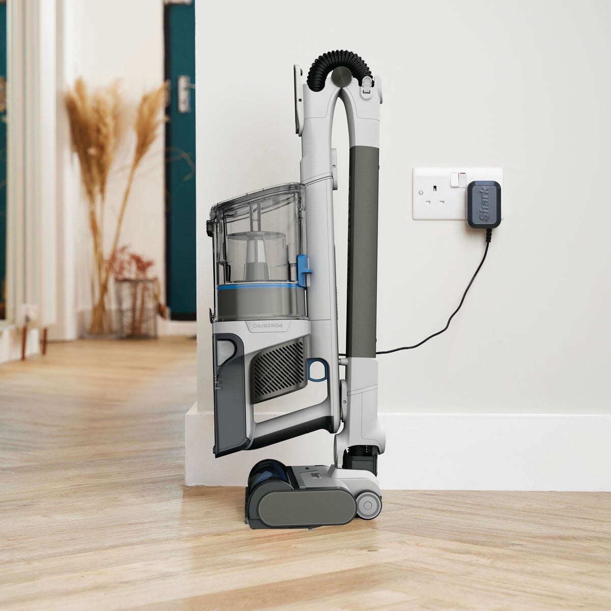 Shark PowerPro Pet cordless stick vacuum IZ380UKT - British product