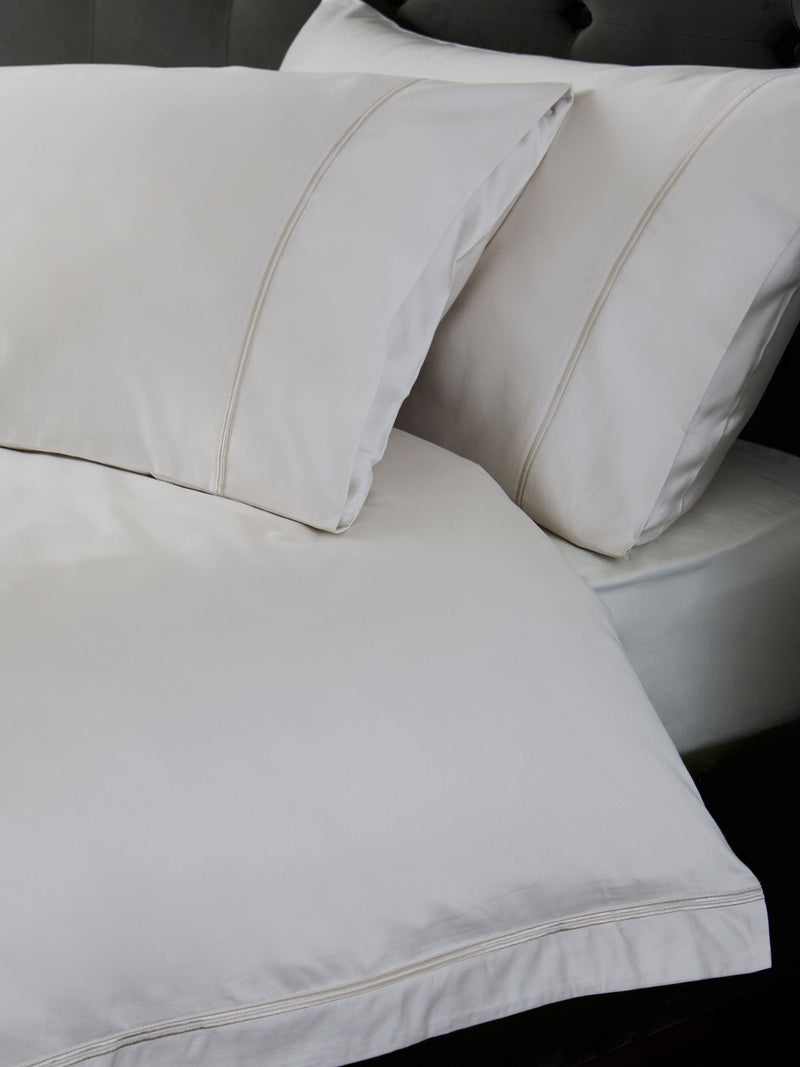 Collection Luxe Ivory/Champagne duvet cover and pillowcase set, UK version
