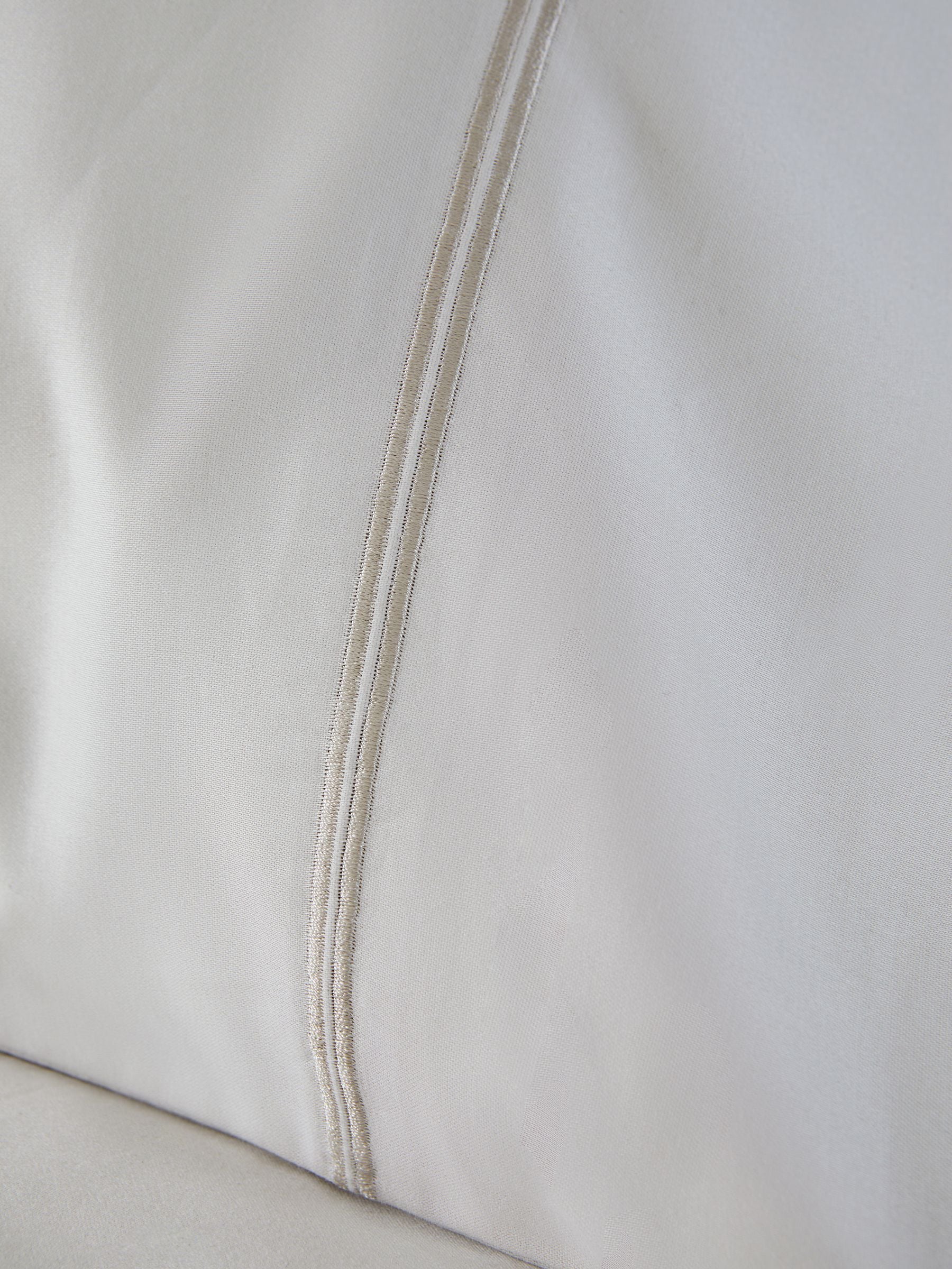 Collection Luxe Ivory/Champagne duvet cover and pillowcase set, UK version