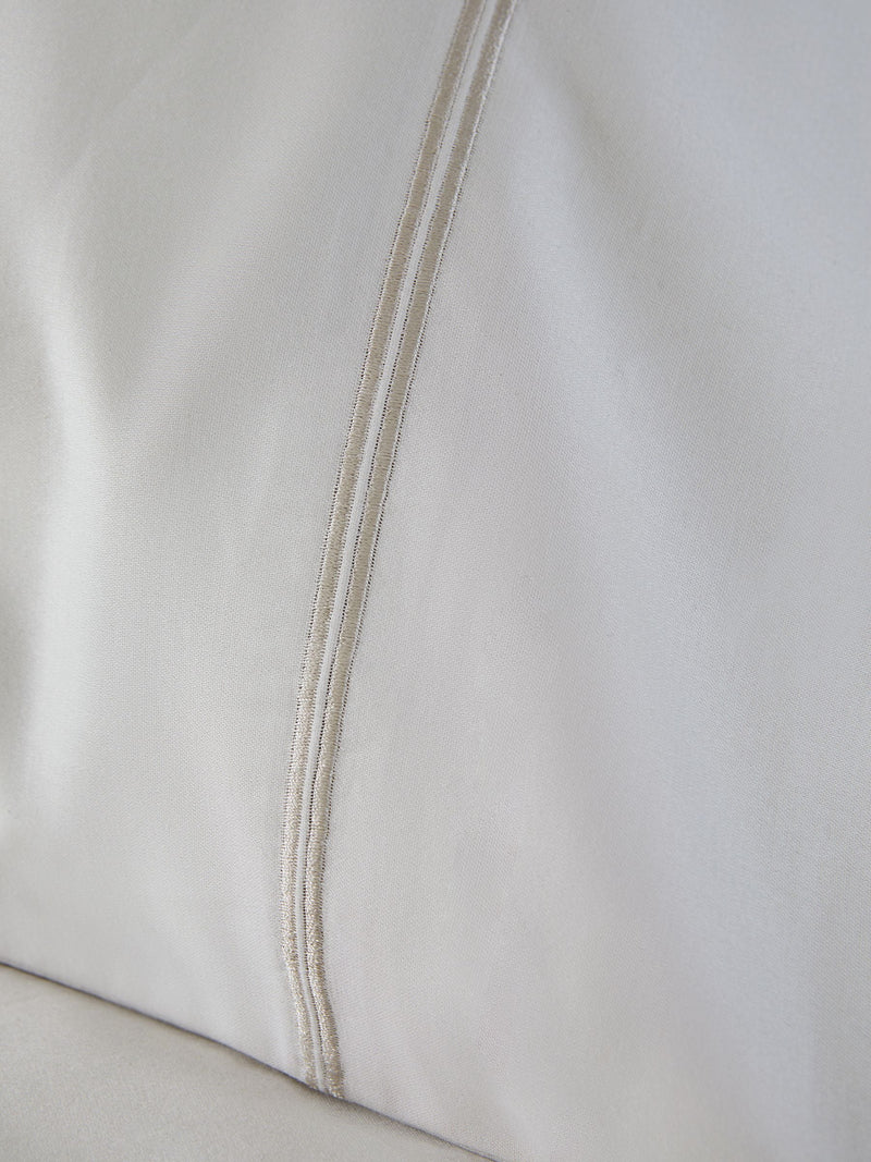 Collection Luxe Ivory/Champagne duvet cover and pillowcase set, UK version