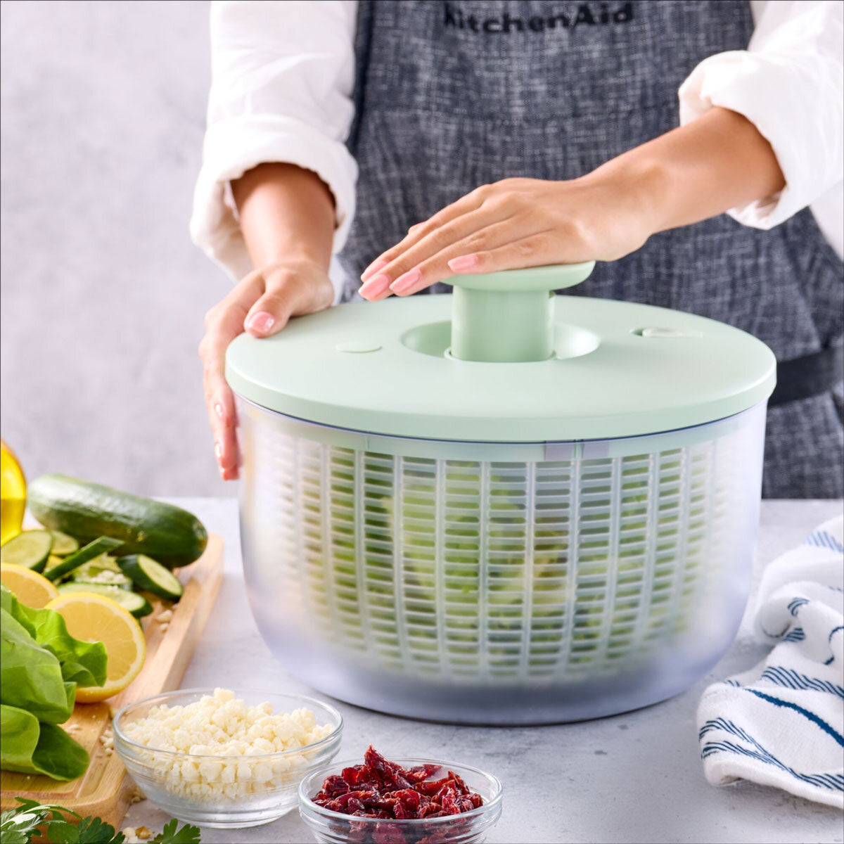 قطاعة سلطة KitchenAid بألوان الأحمر والفستقي - منتج بريطاني